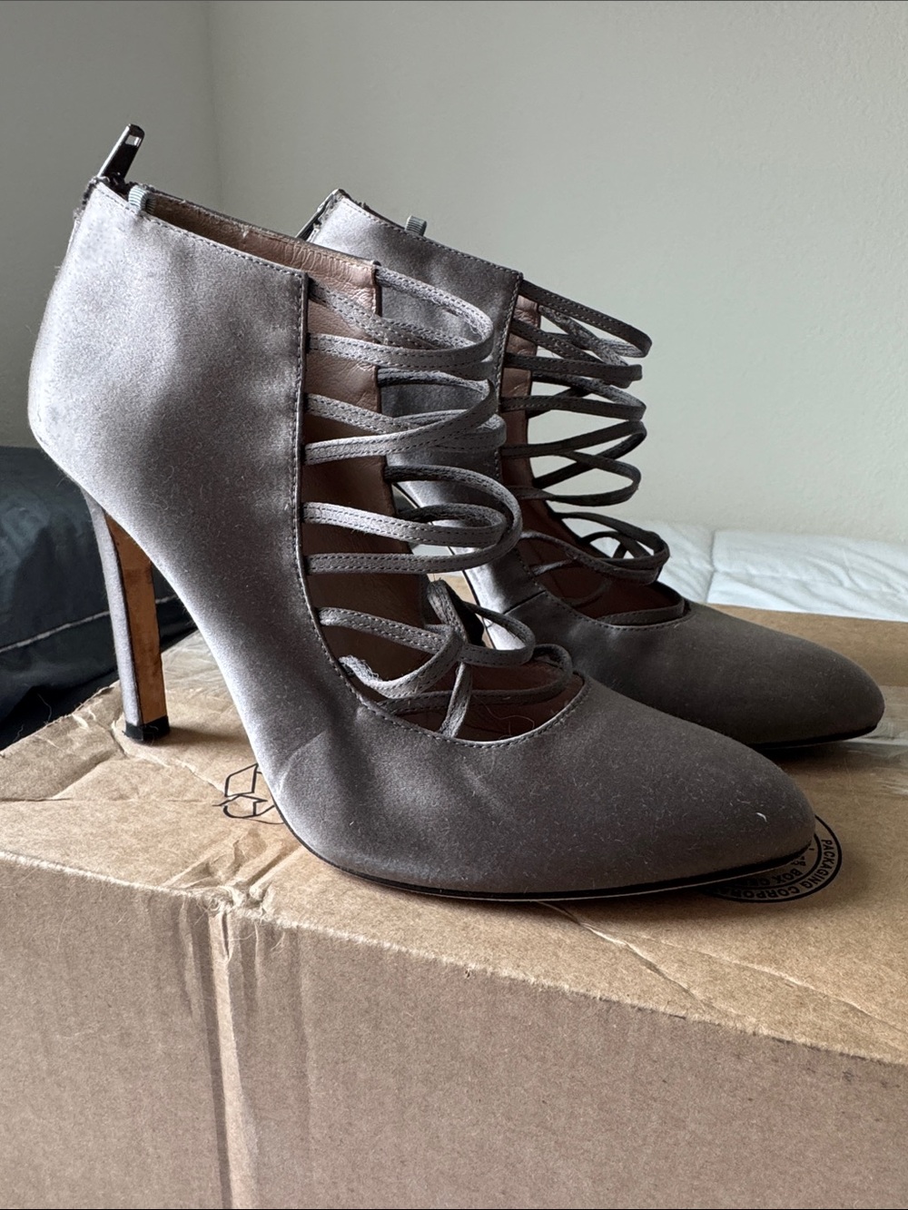 SJP Satin Stillettos back zip grey/silver 39